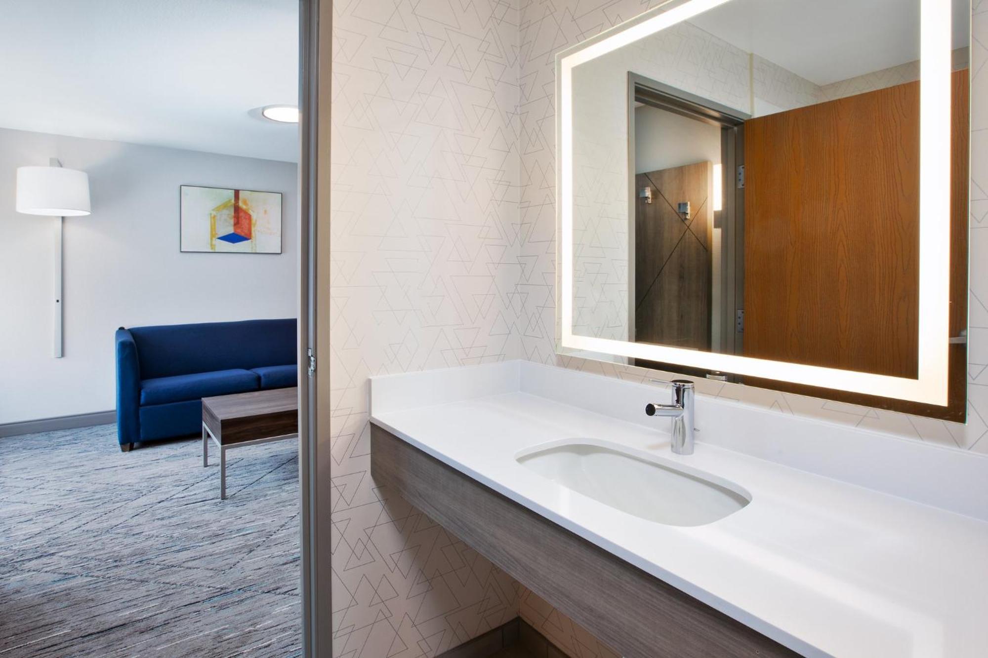 Holiday Inn Express & Suites Buffalo, An Ihg Hotel Exterior photo