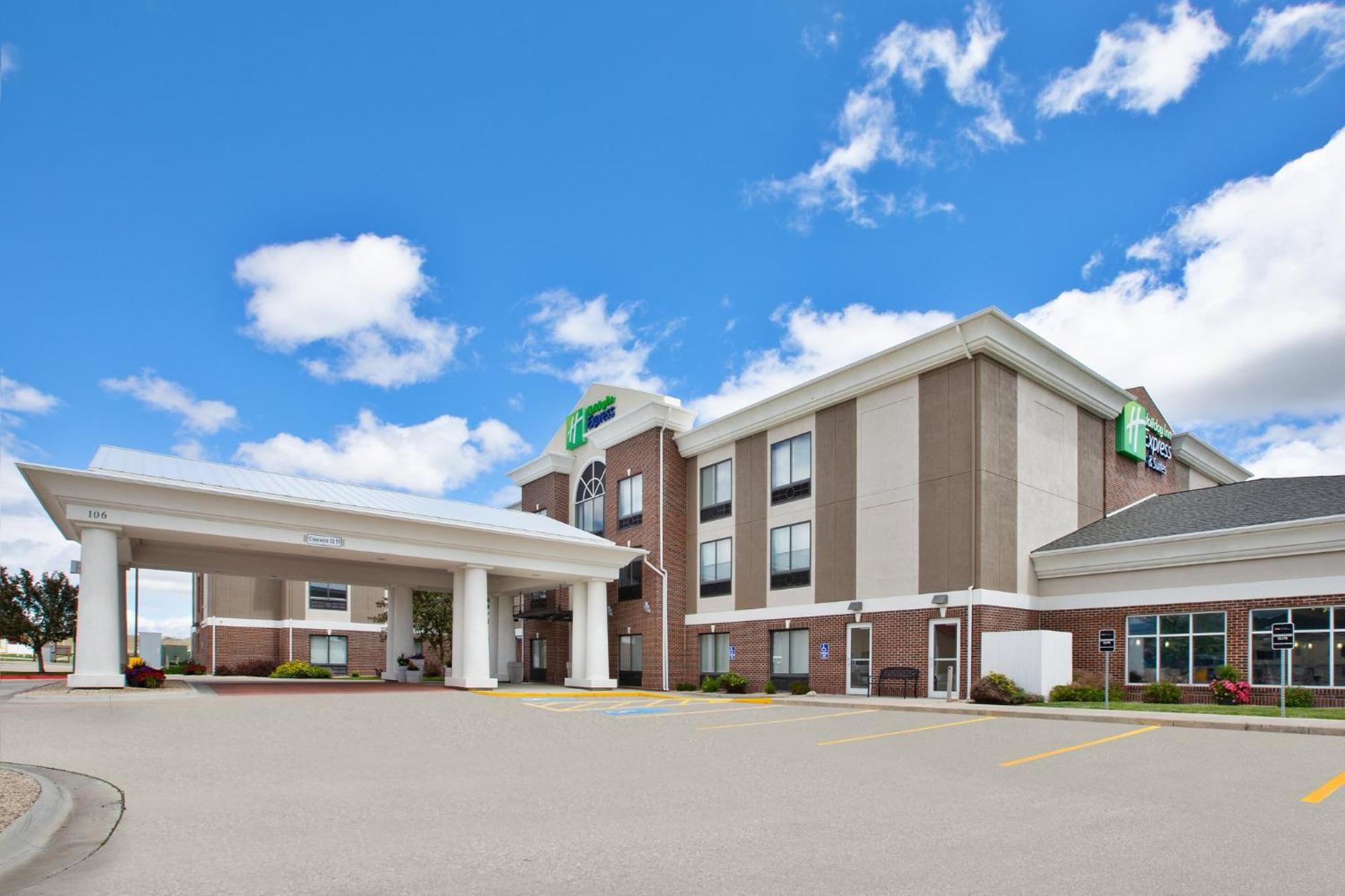 Holiday Inn Express & Suites Buffalo, An Ihg Hotel Exterior photo
